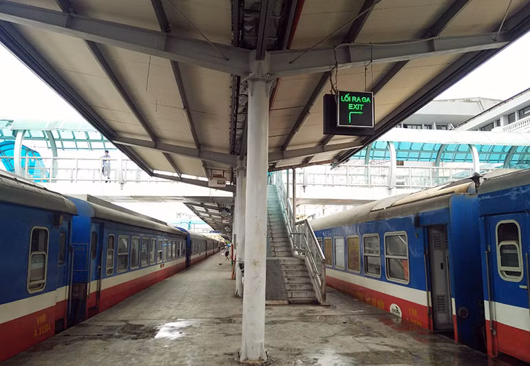 Trong khi đó, ông Vũ Văn Viện - Giám đốc Sở GTVT Hà Nội - thông tin với báo chí rằng, TNGT đường sắt trên địa bàn có dấu hiệu gia tăng, đặc biệt tại những địa phương có nhiều đường ngang tự mở giao cắt với đường sắt. Tai nạn do người dân thiếu ý thức khi tham gia giao thông, coi thường nguy hiểm, tự ý vượt đường sắt khi tàu chạy qua. Nhiều đường ngang do người dân tự mở, thiếu hệ thống cảnh báo nguy hiểm.