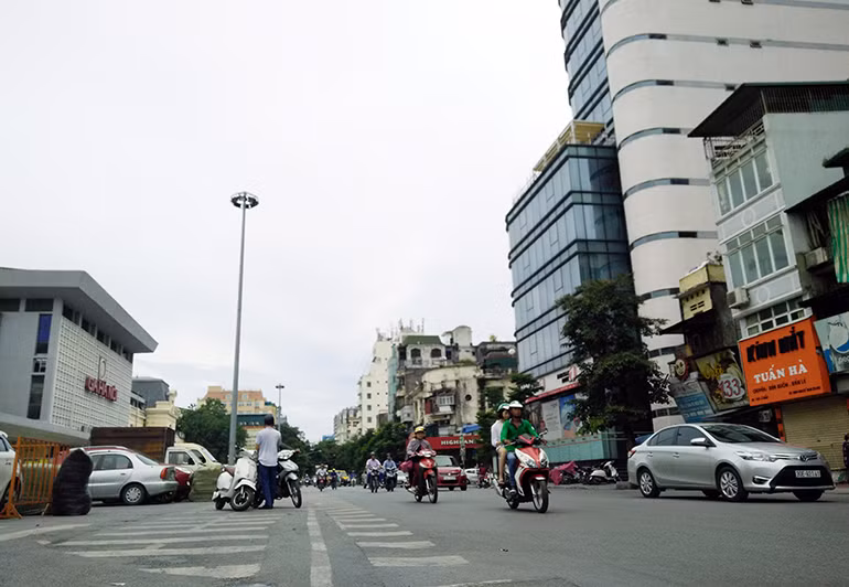 Ga Hà Nội nằm ngay điểm giao cắt giữa tuyến đường Trần Hưng Đạo và Lê Duẩn (Hà Nội). Tại vị trí này hiếm khi xảy ra tình trạng tắc đường. Mỗi lần di chuyển qua đây, hình ảnh ga Hà Nội đã quá quen thuộc và gần gũi với người dân Hà Nội.