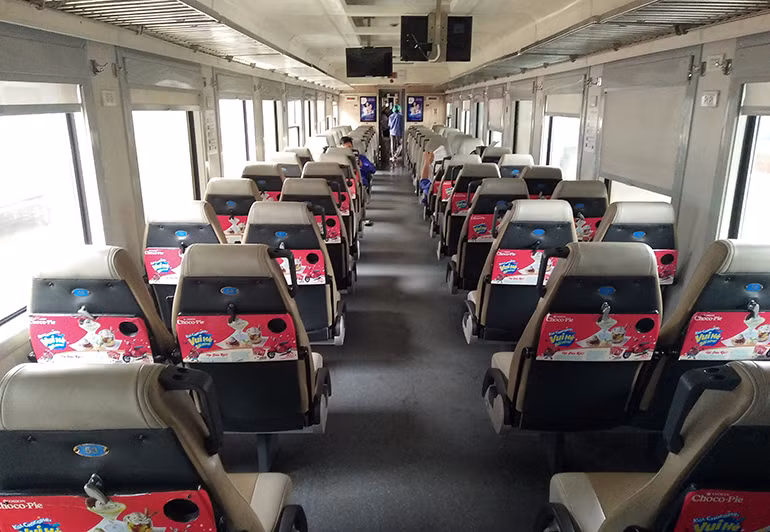 Đoàn tàu mỗi khi về ga trả khách, sau đó đều được dọn dẹp, vệ sinh sạch sẽ bên trong các toa.