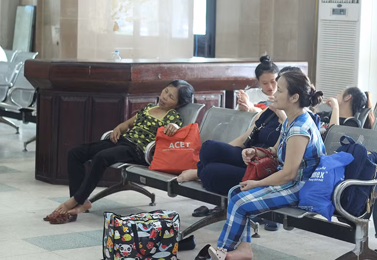 Hành khách từ các tỉnh thành chờ đợi đến lượt mua vé tàu về quê, đi chơi, tham quan.