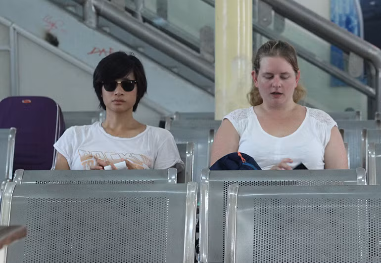 Nhiều hành khách nước ngoài lựa chọn tàu hỏa làm phương tiện di chuyển tại ga Hà Nội.