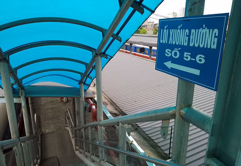 Theo đại diện ga Hà Nội, thời điểm tàu đi và về ga nhiều nhất là ban đêm (khoảng 3h-6h sáng). Riêng vào ban ngày, sẽ có những chuyến tàu từ miền Nam về ga Hà Nội. Các chuyến phía Bắc chỉ được về ga vào thứ 7 và chủ nhật.