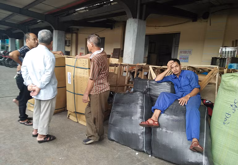 Những người lao động hàng ngày vẫn hăng say làm việc, vận chuyển hàng hóa lên xuống mỗi chuyến tàu tại ga Hà Nội.