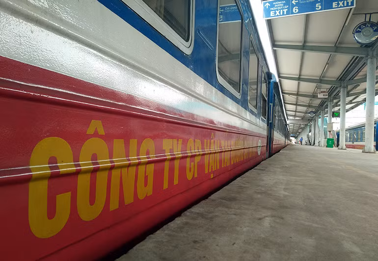 Tuy nhiên, tại hội nghị về an toàn giao thông của TP Hà Nội sáng 8/8, Thiếu tướng Phạm Xuân Bình - Phó giám đốc Công an Hà Nội - kiến nghị Chính phủ, Bộ Giao thông vận tải di dời tuyến đường sắt và ga Hà Nội ra khỏi nội thành Hà Nội để giảm ùn tắc và tai nạn giao thông. Đáng chú ý, đây không phải lần đầu tiên việc đề xuất di dời ga Hà Nội khỏi khu vực nội thành được đưa ra.