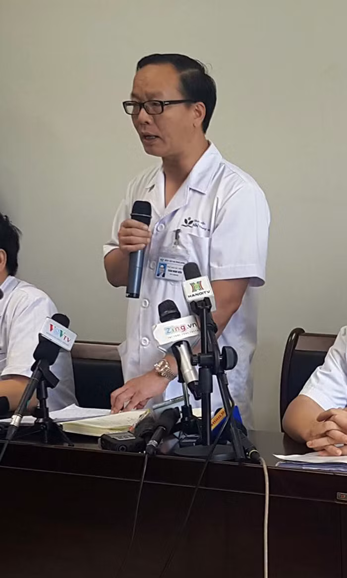 Tin vui suc khoe be trai mot tuoi bi bao hanh, bo roi o vien