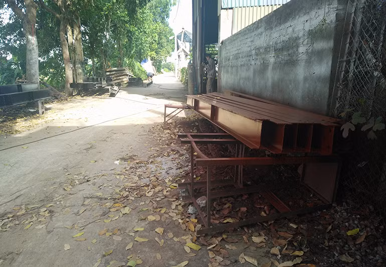 Nhiều đoạn đường còn bị đất phủ lớp dày trên bề mặt mà không được xử lý.