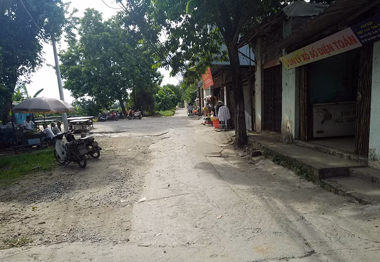 Được biết, gia đình sinh viên Ngô Việt A. ở xóm 4 thôn Đại Lan (xã Duyên Hà) là một trong 30 hộ ở xóm chưa đóng tiền làm đường. Tuy nhiên, bà bà Trần Thanh Hiền - Phó trưởng thôn Đại Lan - cho biết, gia đình cháu Việt A. không thuộc hộ nghèo, nhà có bốn nhân khẩu. Thôn làm đường nông thôn mới, nên mỗi người phải đóng góp 300 nghìn đồng. Như vậy, nhà cháu Việt A. có 4 người, số tiền phải đóng là 1,2 triệu đồng, đến thời điểm gia đình cháu chưa đóng chứ không phải là không đóng góp.