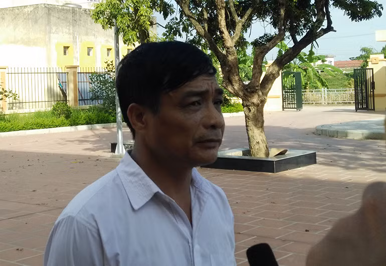 Trong khi đó, thông tin với PV Kiến Thức, chiều 11/8, ông Nguyễn Đăng Huấn - Chủ tịch xã Duyên Hà khẳng định, chi phí làm đường nông thôn mới ở xã, TP Hà Nội hỗ trợ 100% vật liệu xây dựng, UBND huyện Thanh Trì hỗ trợ máy móc, thiết bị và 50% nhân công, sau đó xã Duyên Hà với cả nhân dân họp bàn thỏa thuận tiền đóng góp, rồi thống nhất mỗi nhân khẩu là 300 nghìn đồng.