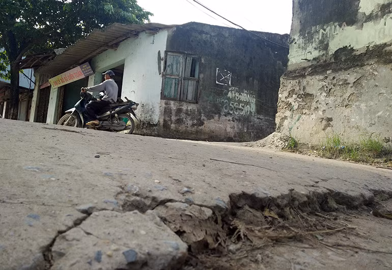 Một số đoạn đường đã bị rạn nứt, các lớp bê tông đã bong ra. Khi PV Kiến Thức đề nghị ông Huấn cung cấp số liệu cụ thể và kế hoạch xây dựng đường nông thôn mới, cũng như các hộ dân chưa đóng góp tiền làm đường thì ông Huấn nói rằng: "Kế toán hiện đang nghỉ phép nên chưa thể cung cấp được".