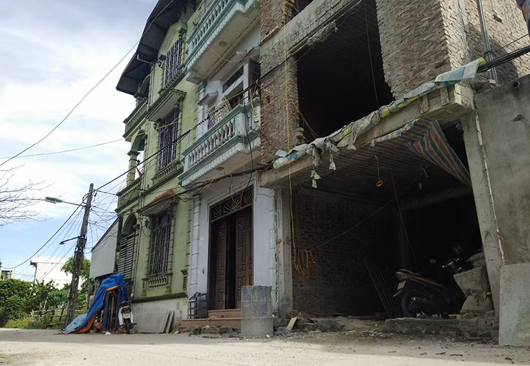 Hơn nữa, một số hộ dân sinh sống gần mặt đường có công trình xây dựng nhà cửa đang cố lấn chiếm sát mép đường liên thôn ở xã Duyên Hà.