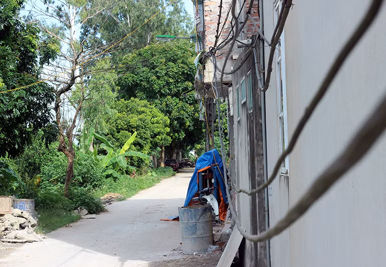 Dây điện loằng ngoằng trên nhiều đoạn đường liên thôn xã Duyên Hà.