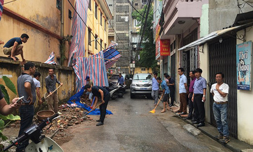 Trong sáng nay, các đơn vị đã tiến hành dọn dẹp hiện trường trong ngõ 128C Đại La sau khi vụ việc xảy ra.