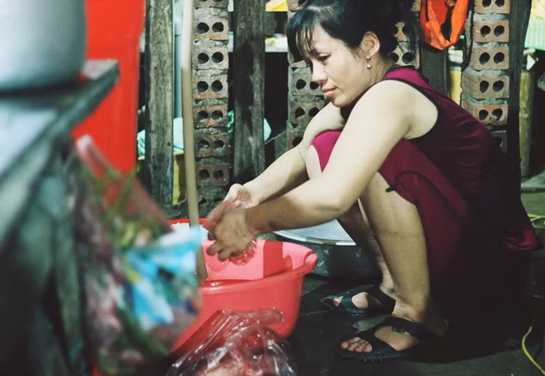 Những người dân nơi đây cho biết, họ chủ yếu là công nhân làm việc tại các công trình xây dựng nhà cửa xung quanh trung tâm Hà Nội. Tại đây đã có vài người bị bệnh sốt xuất huyết, gần nhất là tuần trước có hai trường hợp bị bệnh.