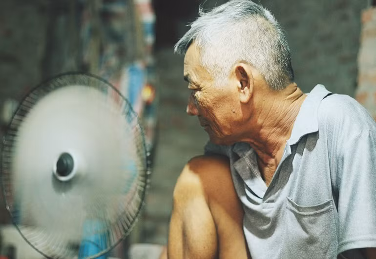 Có gia đình trú ngụ tạm tại đây với nhiều thế hệ.