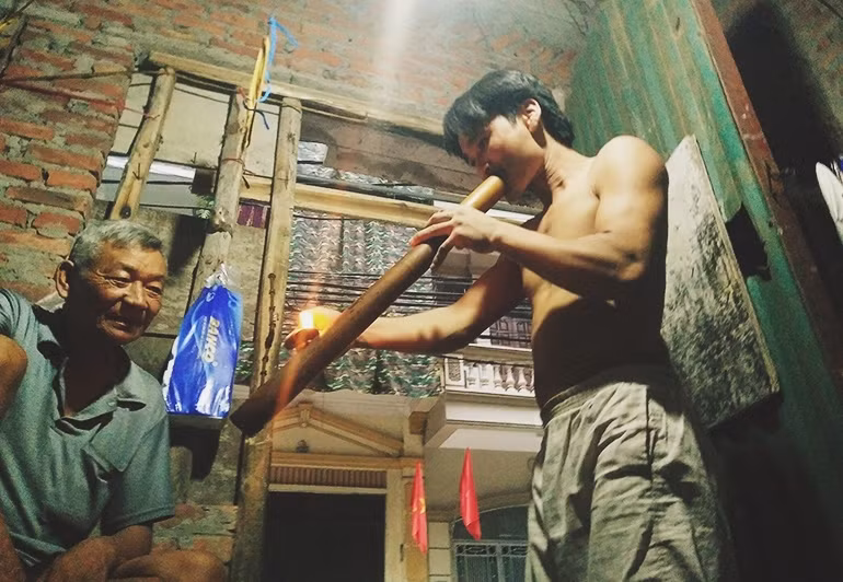 Người lao động nghèo sinh sống ở khu nhà tiền tỷ tự cho rằng, bệnh tật là do sức đề kháng của mỗi người, nếu sức khỏe của ai kém thì dễ mắc bệnh, còn khỏe mạnh thì không làm sao nên họ chỉ tập trung ngày đi làm tối về ngủ.