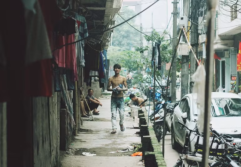 Trong những ngày này, Hà Nội đang phải căng mình phòng chống dịch bệnh sốt xuất huyết, những người sinh sống tại khu nhà tiền tỷ này lại tỏ ra rất bình thường và không mấy để ý.