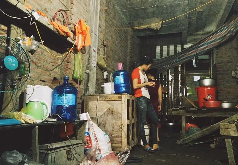 "Tôi làm công nhân tại một công trường xây dựng ở gần đây cùng với chồng. Hàng ngày chúng tôi đi làm từ sáng đến trưa, và từ trưa đến tối nên cũng chẳng để ý lắm đến bệnh sốt xuất huyết", chị M. (quê Lai Châu) chia sẻ.