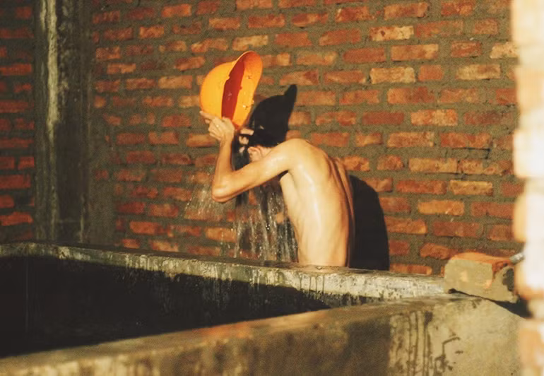 Hai bể nước chung ở hai đầu khu nhà được chủ thầu xây dựng phục vụ nhu cầu nước sinh hoạt và tắm giặt của công nhân, người lao động nghèo ở trọ nhưng không được che đậy.