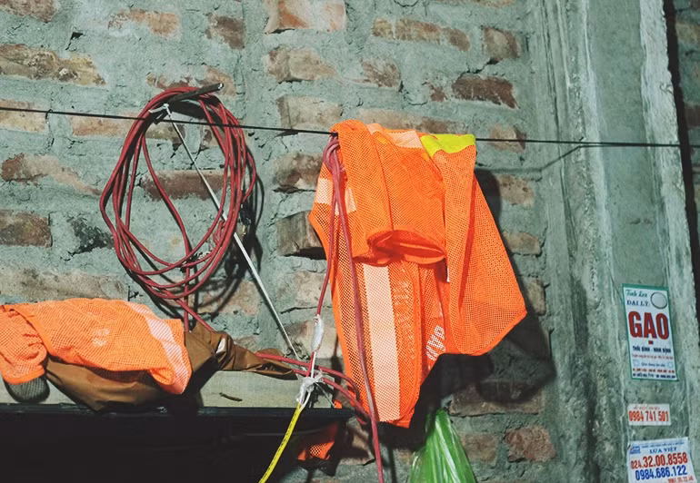 Quần áo được treo ở mọi góc trong nhà.