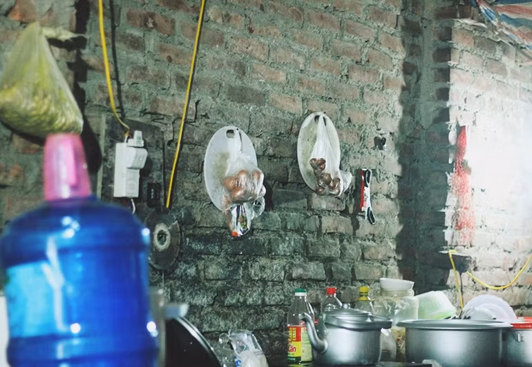 Tận dụng mọi chỗ trong nhà, trên tường tạm để treo thực phẩm, đồ đạc.