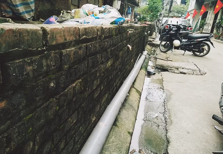 Tuy nhiên những người có triệu chứng sốt, bị sốt xuất huyết tại khu nhà tiền tỷ này sau khi đến bệnh viện đều đã về quê, cũng không báo cáo lên chính quyền sở tại.