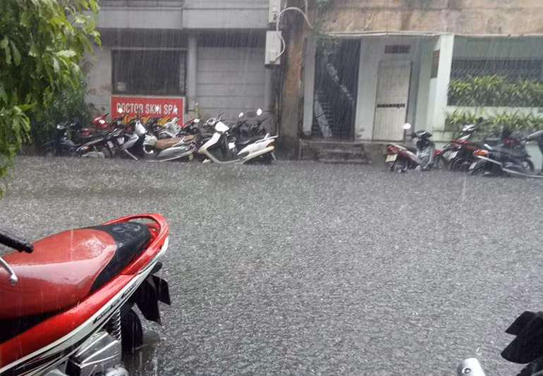 Do ảnh hưởng của mưa lớn, từ khoảng 14h chiều 4/8, nhiều tuyến đường phố Hà Nội bắt đầu xảy ra tình trạng ngập úng.