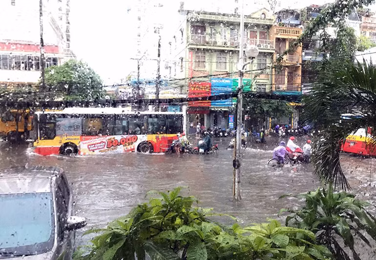 Trên tuyến đường Minh Khai (Hà Nội), nước ngập khiến các phương tiện tham gia giao thông gặp nhiều khó khăn.