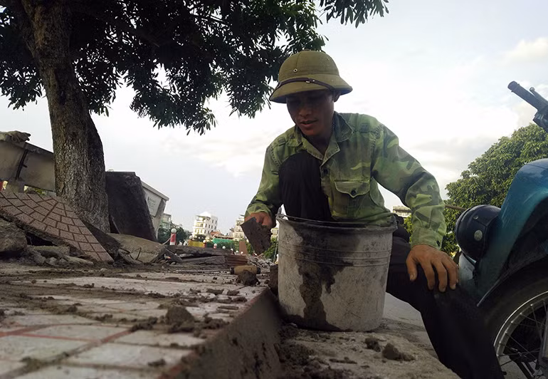 Gạch nền cũ trên phố Trịnh Công Sơn được công nhân thay mới.