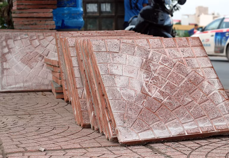 Những viên gạch mới được lựa chọn để lát tại không gian phố đi bộ.