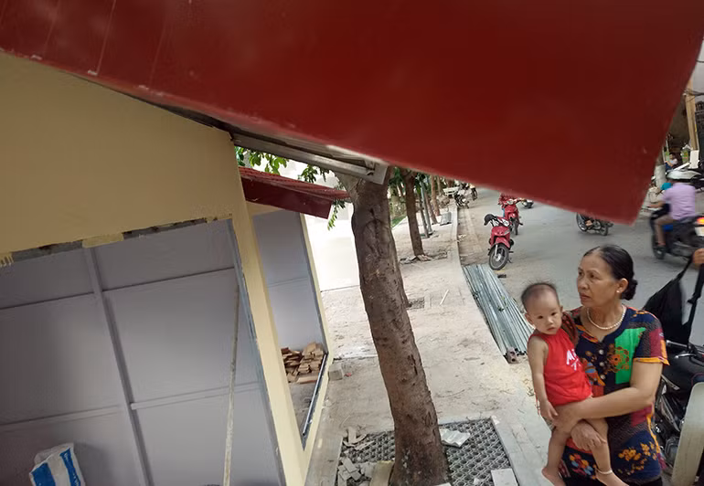 Các gian bán hàng, quà lưu niệm đang nhanh chóng hoàn thiện, quét sơn vôi mới.