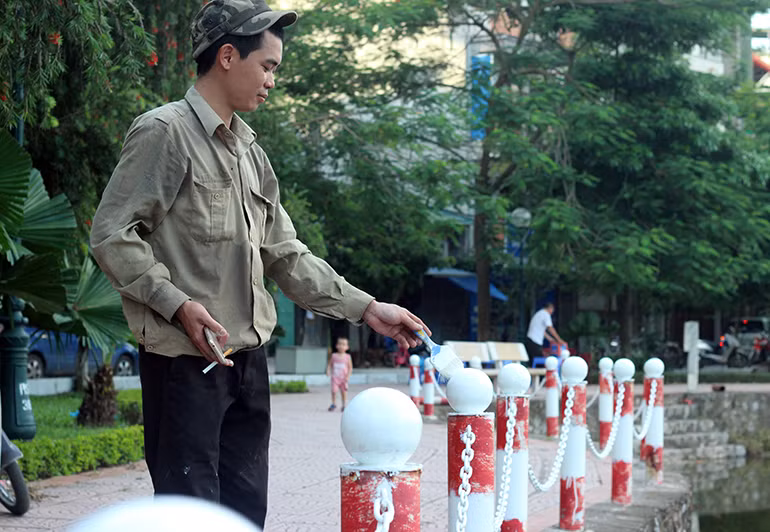 Ghi nhận của PV Kiến Thức, chiều 8/8, các hạng mục tại phố Trịnh Công Sơn đang được gấp rút hoàn thiện.