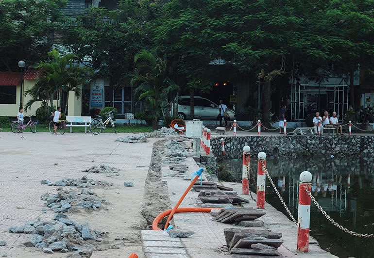 Còn hơn 10 ngày nữa, phố Trịnh Công Sơn chính thức khai mạc nhưng hiện tại trên phố vẫn còn rất ngổn ngang.