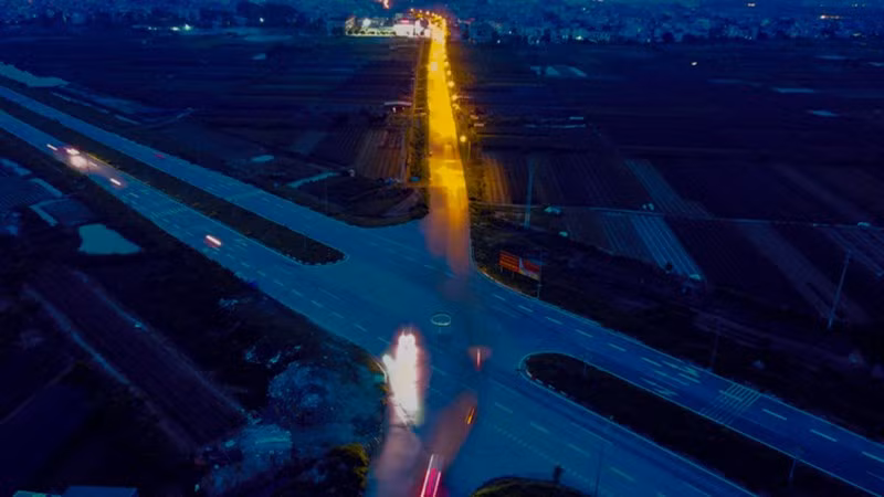 Theo người dân, dự án đường trục đô thị nối Hà Nội với tỉnh Vĩnh Phúc thường xuyên xảy ra tai nạn giao thông, nhất là ban đêm. Người dân cho hay, sau khoảng một tháng tuyến đường đi vào hoạt động, thì hầu hết hệ thống đèn chiếu sáng trên toàn tuyến đường không hoạt động nên người đi đường không thể quan sát được. Ảnh: Infonet.