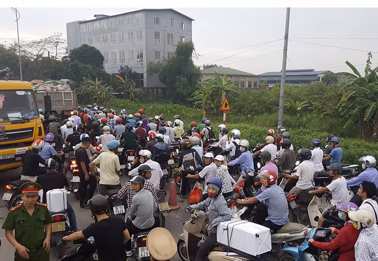 Do hai chiếc xe va chạm chắn ngang đường Quốc lộ 1A nên giao thông qua đoạn đường bị ùn tắc nghiêm trọng.