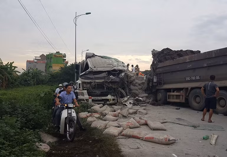 Một số xe máy phải lao xuống ruộng để tìm lối di chuyển.