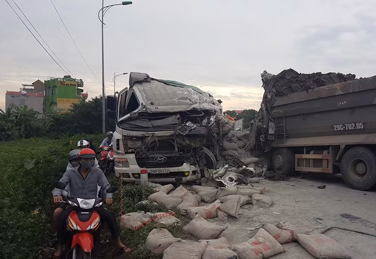 Đến khoảng 9h sáng cùng ngày, các lực lượng chức năng vẫn đang cố gắng đưa chiếc xe gặp nạn và những bao xi măng ra khỏi hiện trường. Hiện nguyên nhân xảy ra tai nạn đang được làm rõ.