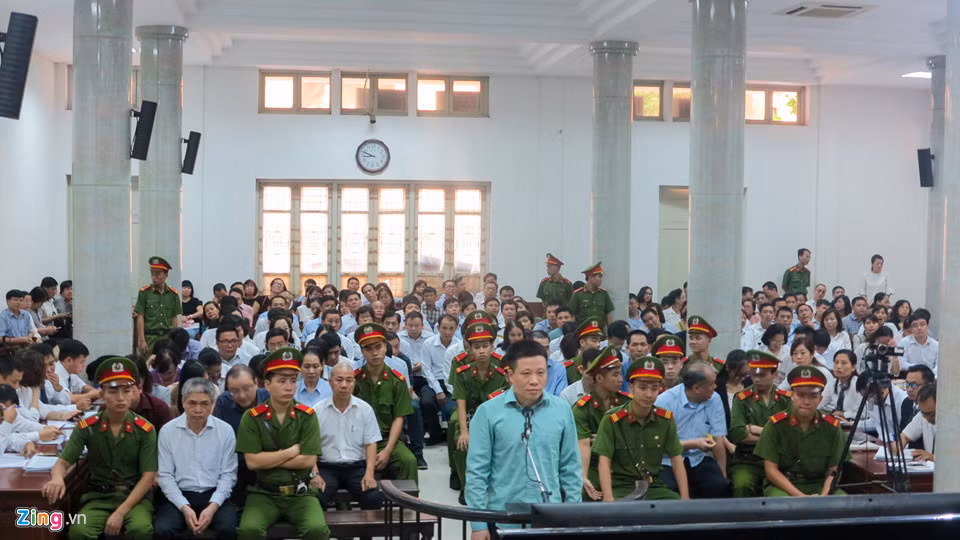 Phòng xử án rộng khoảng 300 m2 với sức chứa 500 người. Tuy nhiên, do số lượng người được triệu tập đến quá đông nên tòa đã bố trí ngồi ở phòng khác và chờ được gọi đến. Ảnh: Zing.vn.