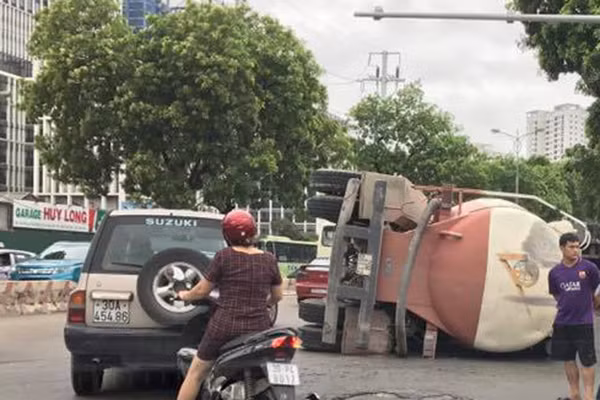 Kinh hoang xe bon tron be tong lat giua duong Ha Noi-Hinh-2