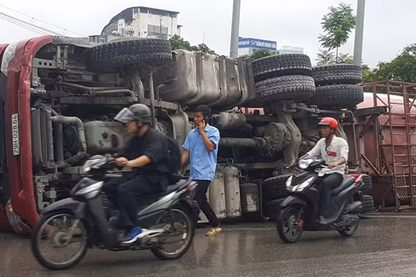 Kinh hoang xe bon tron be tong lat giua duong Ha Noi