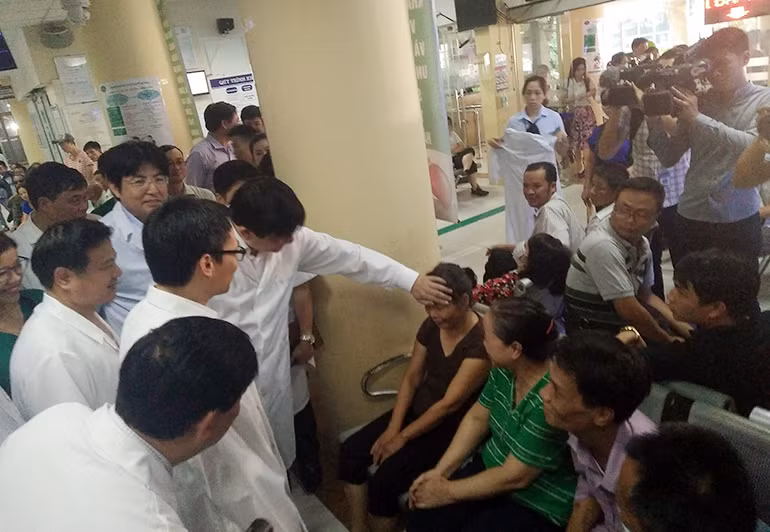 Đoàn công tác hỏi han sức khỏe người nhà, người bệnh.