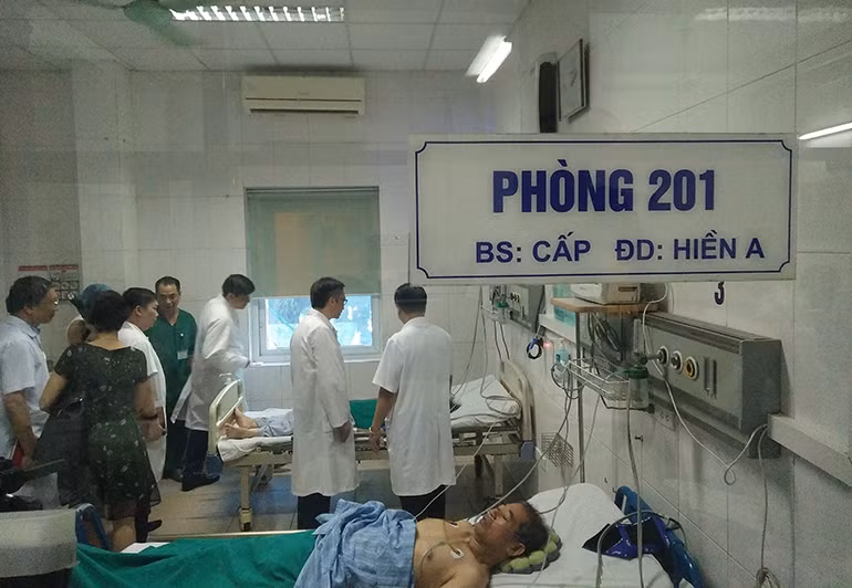 Phó Thủ tướng thăm tình hình bệnh nhân điều trị sốt xuất huyết tại Bệnh viện Nhiệt đới Trung ương.