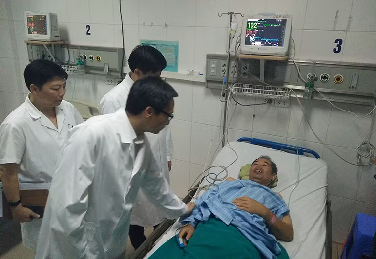 Phó Thủ tướng Vũ Đức Đam còn yêu cầu, các cấp chính quyền, địa phương phải vẫn phải thực hiện tốt các công tác tuyên truyền, phòng chống dịch bệnh sốt xuất huyết cho bà con nhân dân. Đặc biệt, đối với người dân khi có những triệu chứng sốt... cần đến ngay các cơ sở y tế, bệnh viện gần nhất để thăm khám, điều trị, không chủ quan bằng việc tự mua thuốc về uống mà không có sự chỉ dẫn của bác sĩ.