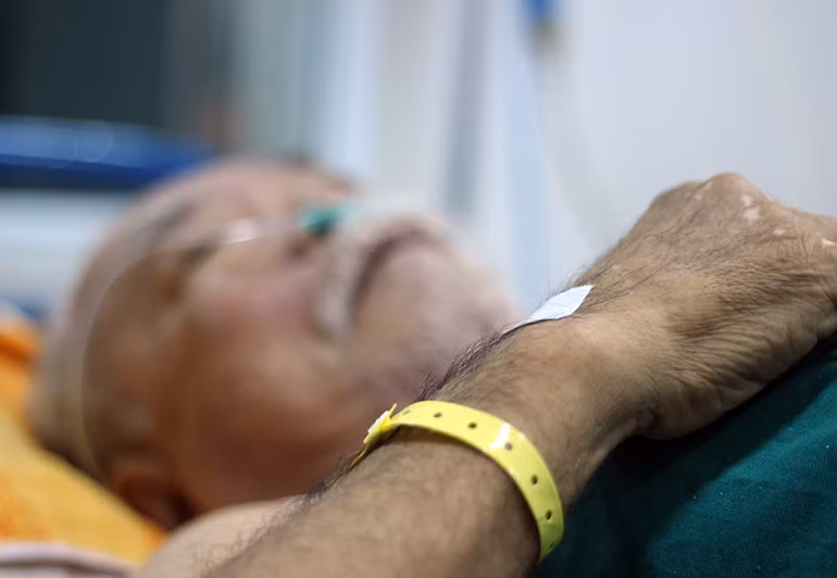 Sau khi tiếp nhận các bệnh nhân, bệnh viện Nhiệt đới Trung ương đã đeo vòng tay theo các màu để dễ nhận biết tình hình sốt xuất huyết của người bệnh. "Chúng tôi đeo vòng đỏ vào tay bệnh nhân tức là người bệnh đó đang rất nguy hiểm, các bác sĩ sẽ phải kiểm tra 30 phút/lần; Còn màu vàng thì ở mức cảnh báo; Màu trắng là triệu chứng lâm sàng", lãnh đạo Bệnh viện Nhiệt đới Trung ương thông tin.