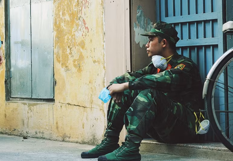 Do phải đeo máy phun hóa chất trên vai nặng, hoạt động liên tục trong vòng nhiều giờ đồng hồ nên nhiều chiến sĩ mệt mỏi nên thường xuyên phải thay đổi nhau làm việc.