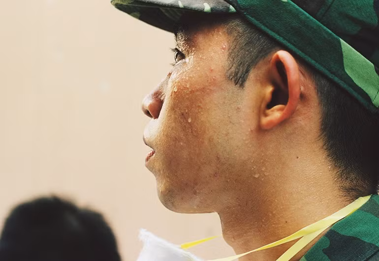 Chiến sĩ Đặng Đức Vinh (SN 1998) - Bộ Tư lệnh Hóa học, chia sẻ: "Hàng ngày tôi vẫn làm hai ca sáng và chiều để phun hóa chất diệt muỗi. Nếu hôm nào mà phải phun nhiều chúng tôi sẽ chia nhau ra làm, còn hôm nào mà địa điểm ít thì cùng nhau ở một khu vực cho đỡ mệt".