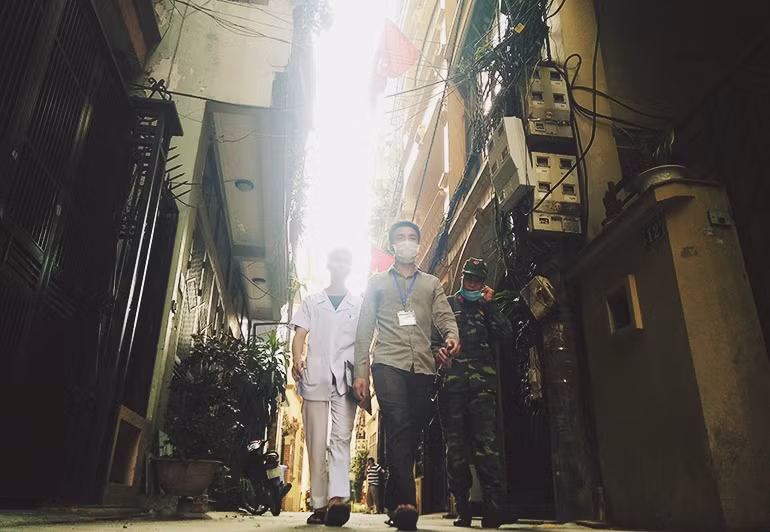 “Tuy nhiên, trong quá trình đến các địa bàn chúng tôi vẫn gặp phải rất nhiều khó khăn như; một số gia đình không chịu hợp tác, nhiều gia đình dù đã được chính quyền địa phương tuyên truyền song vẫn cố tình đóng cửa, cài then chặt vắng nhà khi cán bộ y tế đến phun hóa chất diệt muỗi chống sốt xuất huyết”, một cán bộ của Trung tâm y tế Dự phòng Hà Nội chia sẻ.