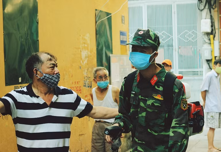 Người dân phường Yên Hòa động viên tinh thần của chiến sĩ khi phải làm việc liên tục dưới thời tiết oi bức, nóng nực.