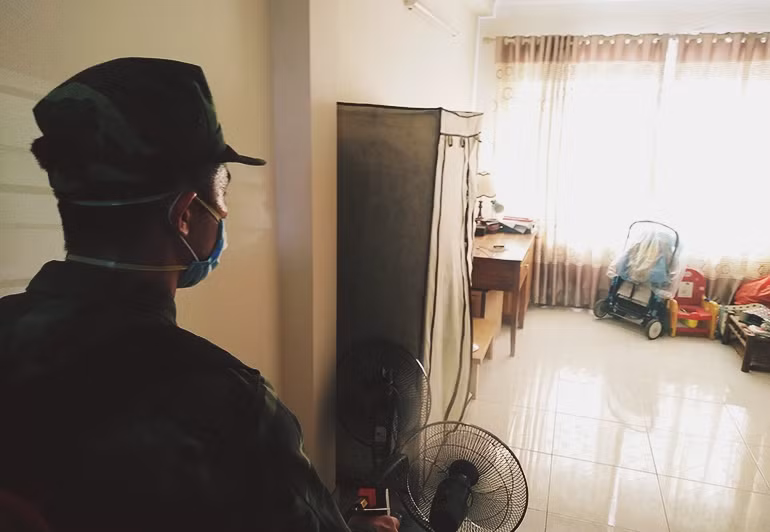 Hóa chất diệt muỗi được phun ở những góc nhà như; gầm giường, bàn ghế, tủ… thường có nhiều muỗi trú ngụ.