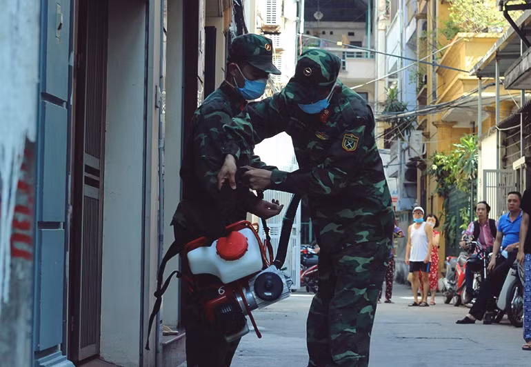 Ghi nhận của PV Kiến Thức, chiều 22/8, tại ổ dịch ngõ 155 phường Yên Hòa (quận Cầu Giấy, TP Hà Nội), bộ đội thuộc Bộ Tư lệnh Binh chủng Hóa học đang phối hợp với các cán bộ Trung tâm Y tế Dự phòng Hà Nội, Trung tâm Y tế quận Cầu Giấy, Công an, tổ trưởng tổ dân phố... khẩn trương phun hóa chất diệt muỗi trong các hộ gia đình.