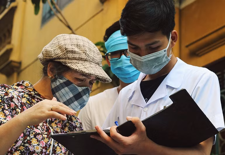 Cán bộ y tế ghi danh sách các hộ gia đình đã được phun hóa chất diệt muỗi, chống sốt xuất huyết. Đồng thời tuyên truyền cho bà con phải chủ động diệt lăng quăng, bọ gậy bằng cách lật úp hoặc che đậy kín các dụng cụ chứa nước trong gia đình.